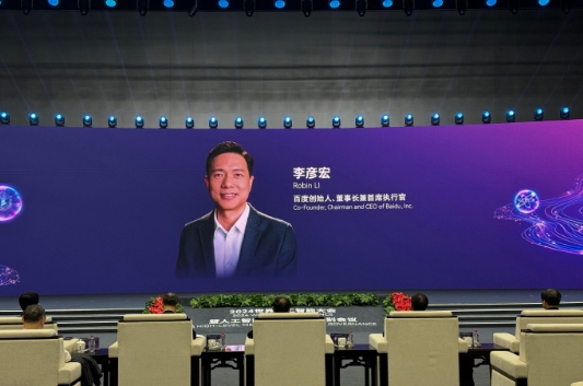 【李彦宏谈AI应用：“超级能干”的应用比只看DAU的“超级应用”更重要】百度创始