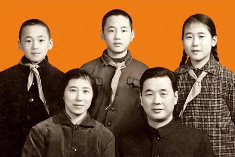 他是人民的好总理，59岁晋升正国级，夫人气质不凡，子女长相出众