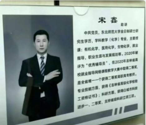 不送礼就给穿小鞋，送礼不到位也要穿小鞋。没走向社会就要来这一套，为什么这么多年的