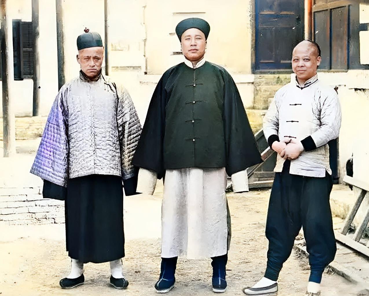 晚清，天津美国领事馆里工作的三名中国男子。中间这名身穿官服，个头最高，最气派的男