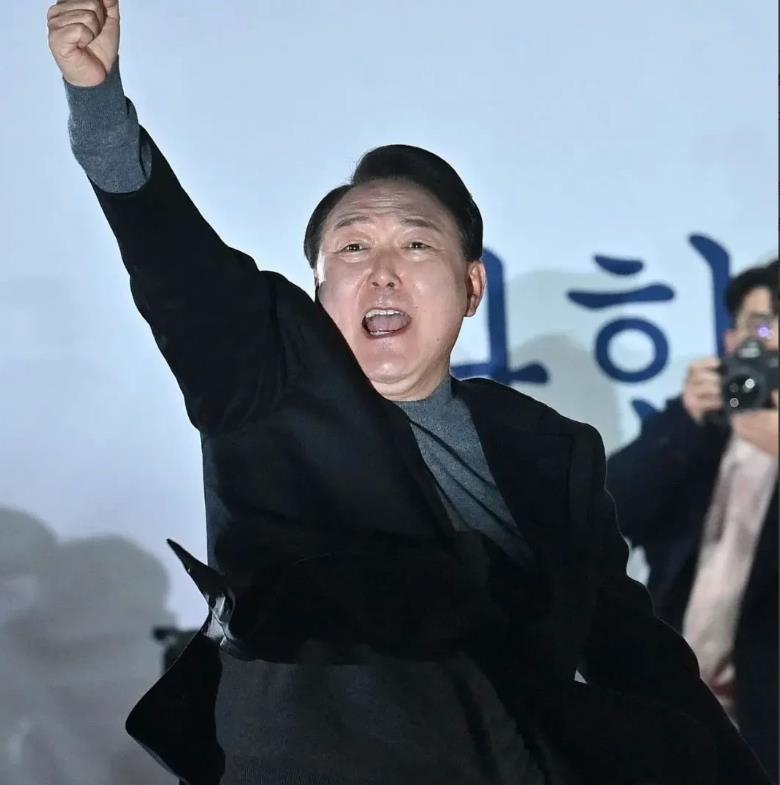 大了！尹锡悦数次拒绝接受传唤与调查！
尹锡悦“戒严令事件”余温犹在，韩国多部门传