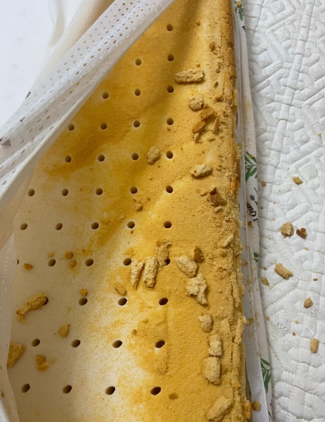 泰国乳胶床垫怎么变成这样了？

大概三四年左右，通过在泰国的网购买了两个乳胶床垫