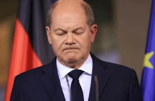 三党长期矛盾爆发，联盟破裂，朔尔茨“如愿”在信任投票中失利。英国已退，法，德自顾