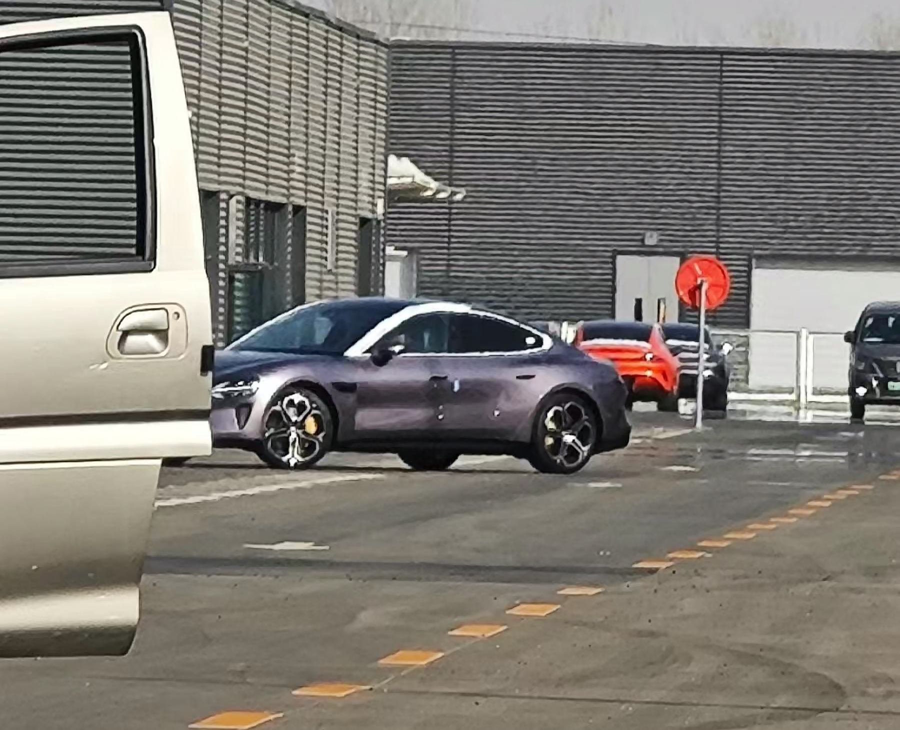 小米SU7新配色厂区实拍，新增海军蓝、心动红，这个红色你心动了么？