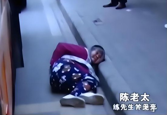 司机扶摔倒大妈反被讹

                            
