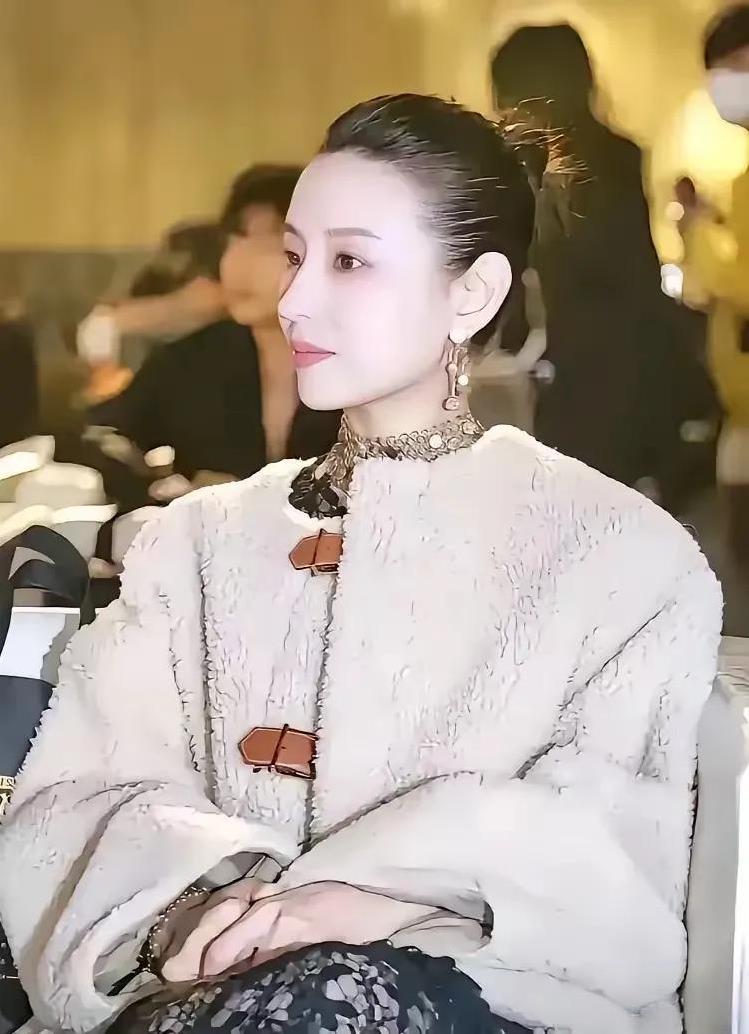 这是我看到过董洁最美的一张照片，这侧脸的颜值真的无与伦比！感觉有点像奥黛丽·赫本