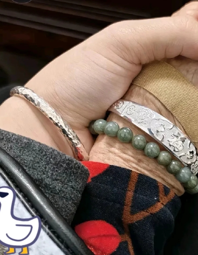 在我记忆深处，奶奶总是付出，不求回报的人，她的爱如同春日暖阳，温暖而柔和，时刻包