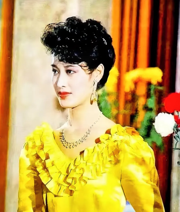 她是上世纪八十年代著名影视女明星，五官精致，气质清新脱俗，她塑造的女侠形象让大家