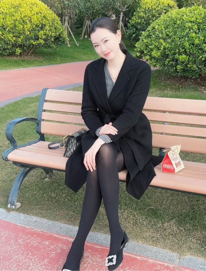 🌞2024 年 11 月 18 日，周一。午后的阳光正好，此刻的我坐在公园木凳