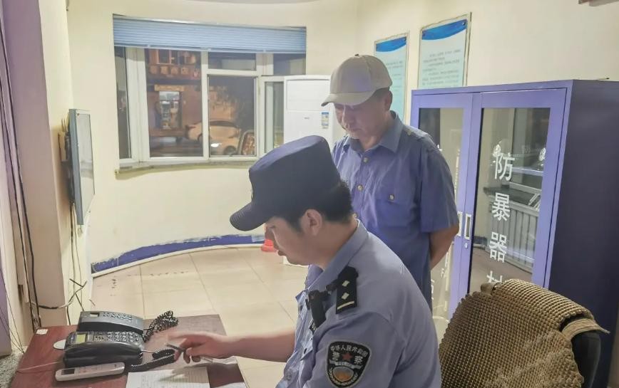 进入派出所观察警察工作对于许多人来说可能是一个充满好奇和兴趣的话题。人们常常在电