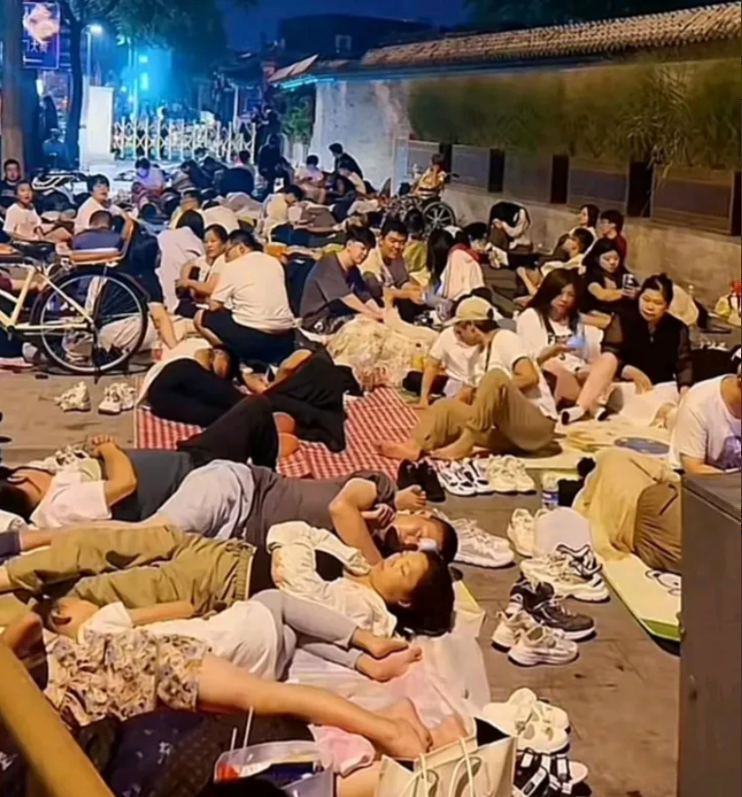 知道他们为什么会睡在这里，他们要干什么吗？我告诉你们，他们在等看升国旗。