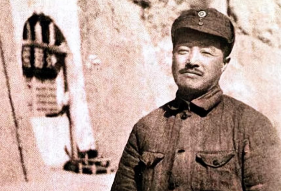 1939年，当得知50余辆日军汽车正朝这里进发时，贺龙将军紧握双拳，脸上露出了坚