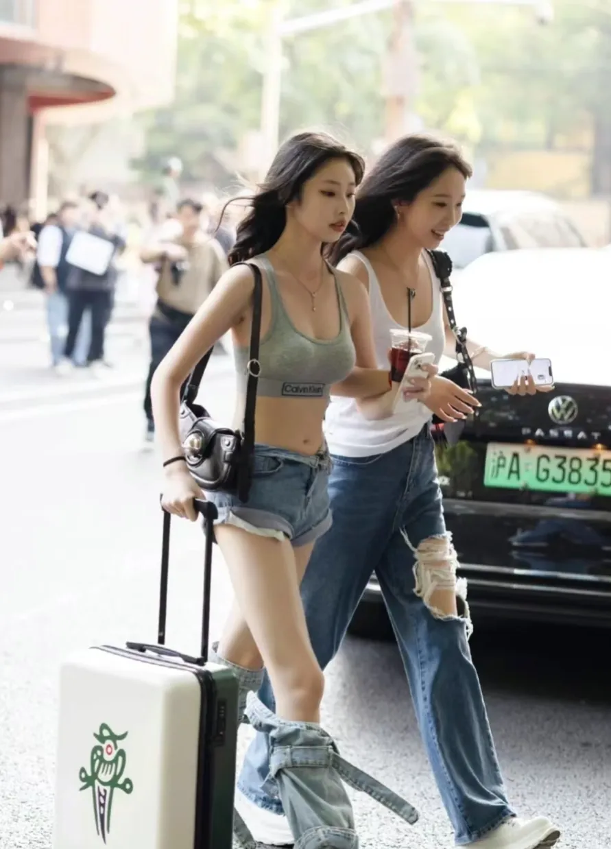 这俩小姐姐，其中有个小姐姐穿的特别奇葩呀，外套都不穿呀，甚至短袖都不穿呀，直接穿