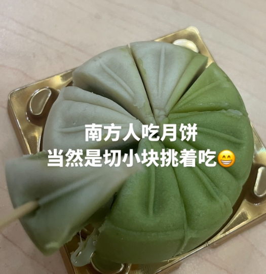 有网友居然没见过一斤重的大月饼，这南北差异也太大了吧！而且这种大月饼在南方卖的还