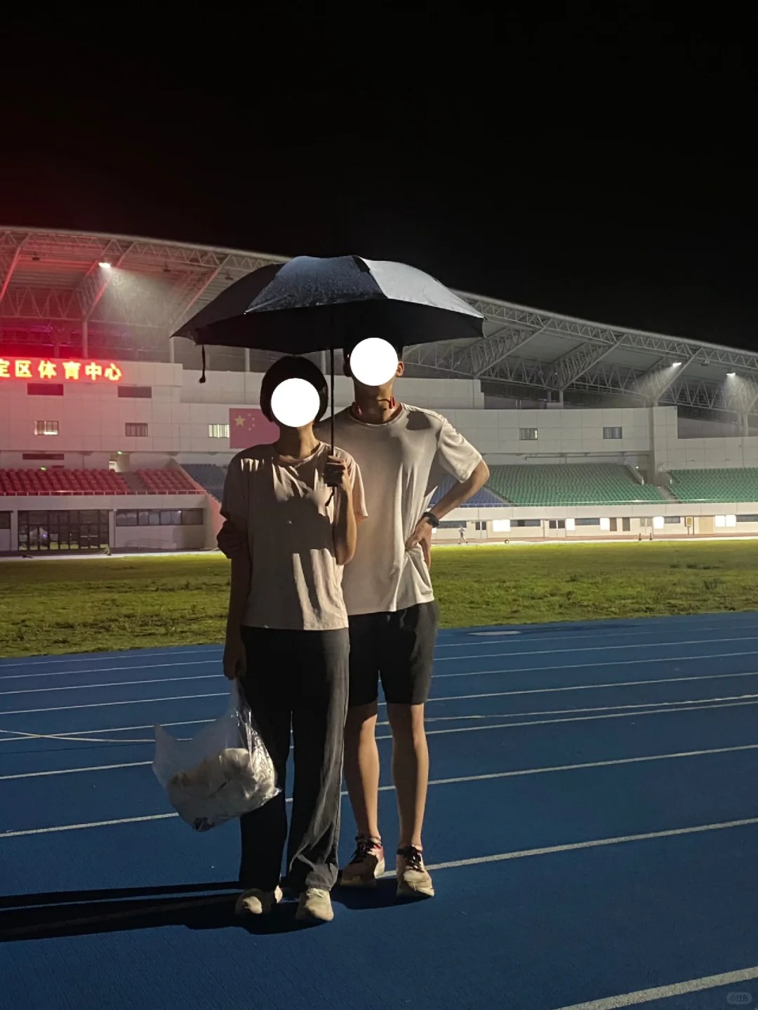 第一次和crush跑步好紧张！！
谁家好人下雨天出来跑步啊🤣本来想拍合照的 就