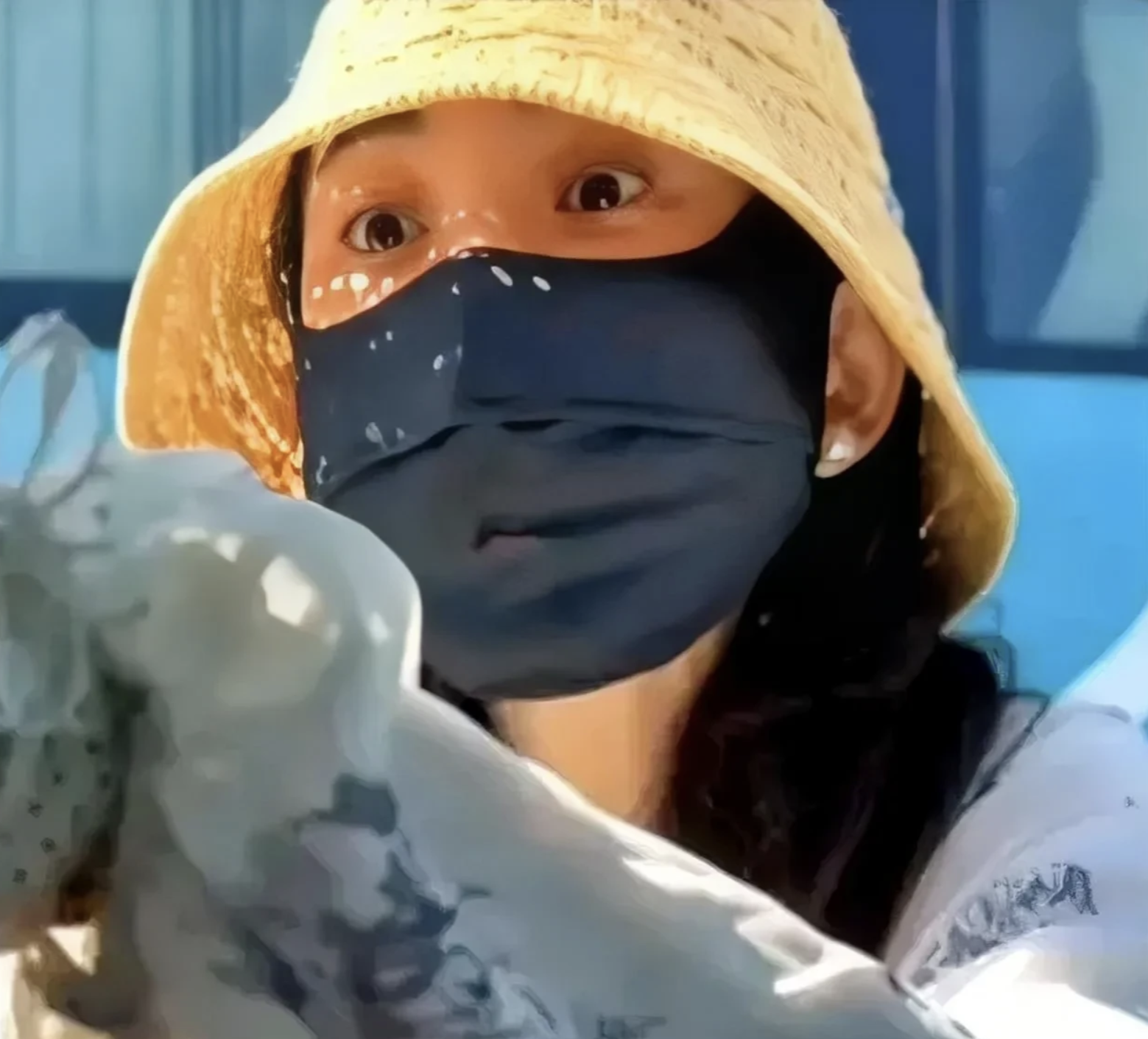 青岛崂山逆行打人女子的真实身份

1，不是公职人员，父母七大姑八大姨也没有当官的