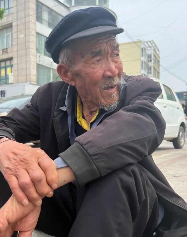 我们村一70多岁的老头，昨天买了件80块的新衣，大家居然起哄把他3000块的年猪