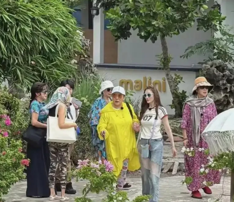 这时候是李小冉当领队了吗？带领一群老姐姐去吃饭，结果等了半天饭才上来，对于生活规
