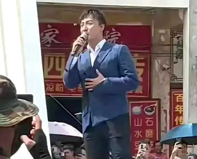 昔日巨星沦落街头卖艺，悲戚之情难以言表。其每次表演所得仅二十万元