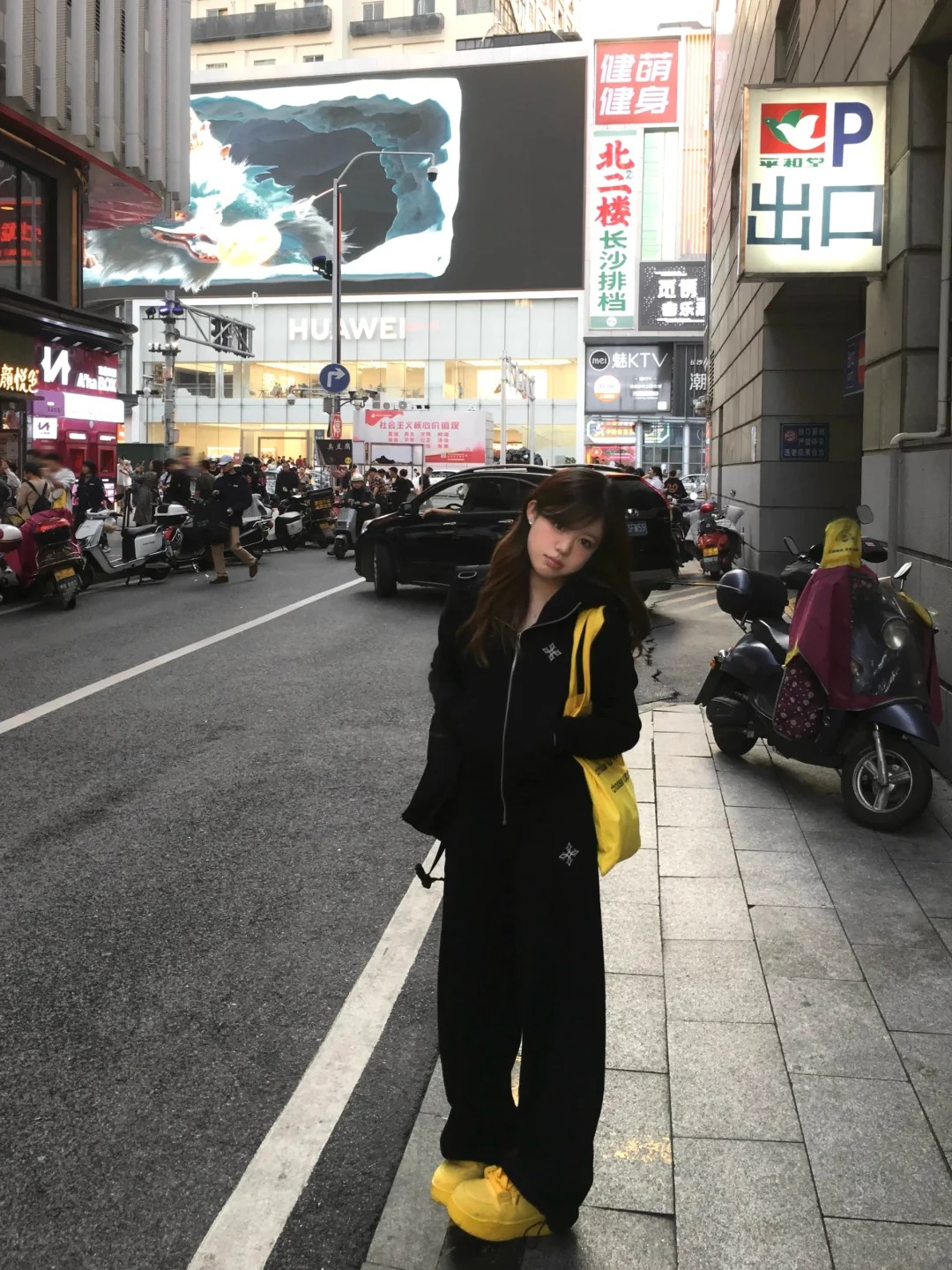 马路边的17:30
春天短暂的来了一下=͟͟͞͞( •̀д•́)接下来又又又下一