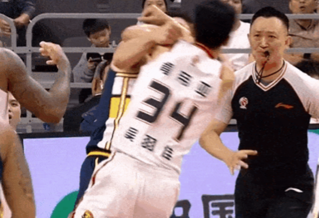 罚款20万！杜润旺处罚结果公布挨打的也要罚， CBA这么怕广东吗？