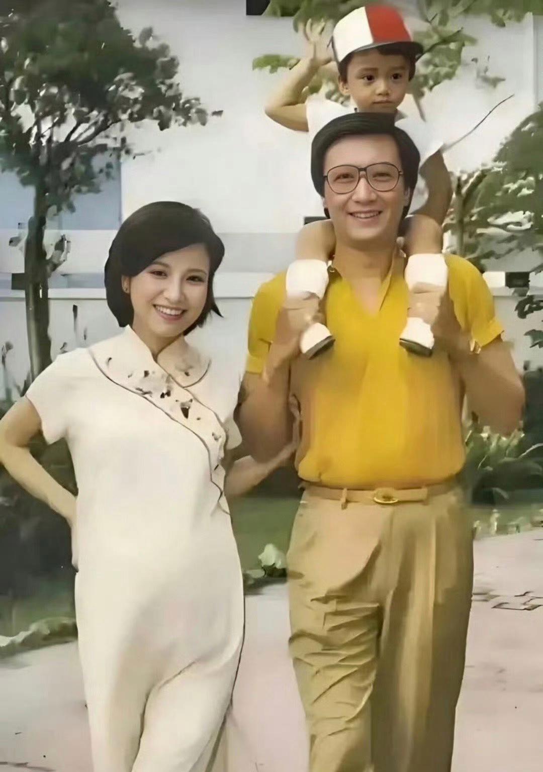 谢霆锋小时候的照片。

爸爸谢贤、妈妈狄波拉，都是高颜值。

难怪谢霆锋长那