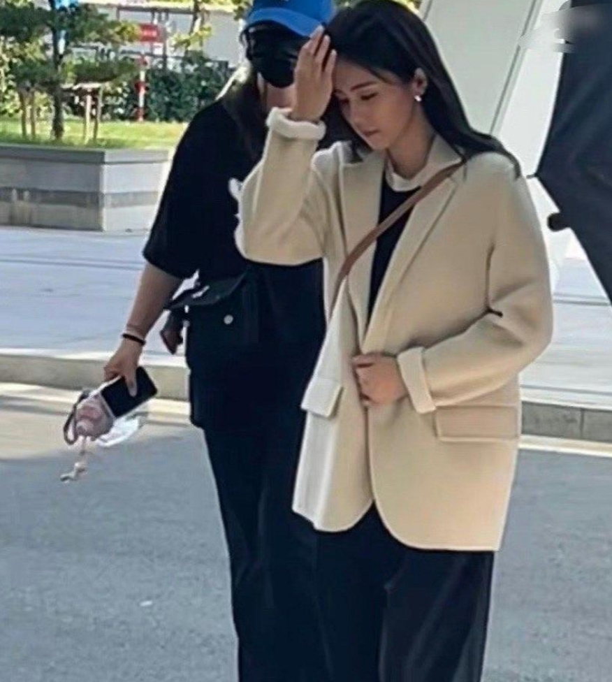 终于知道白鹿为什么被骂了，离开化妆和美颜滤镜，素颜照好似路边大妈。
以前一直好奇