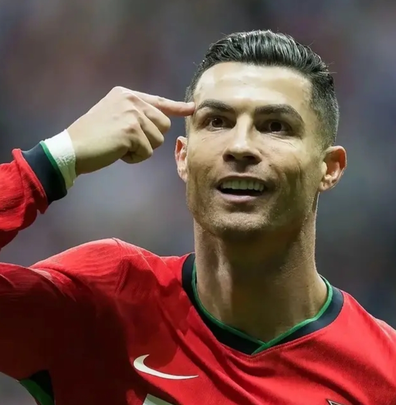 C罗这球踢得真牛，现在都进了913个球了，离他的1000球目标就差87个了。按照