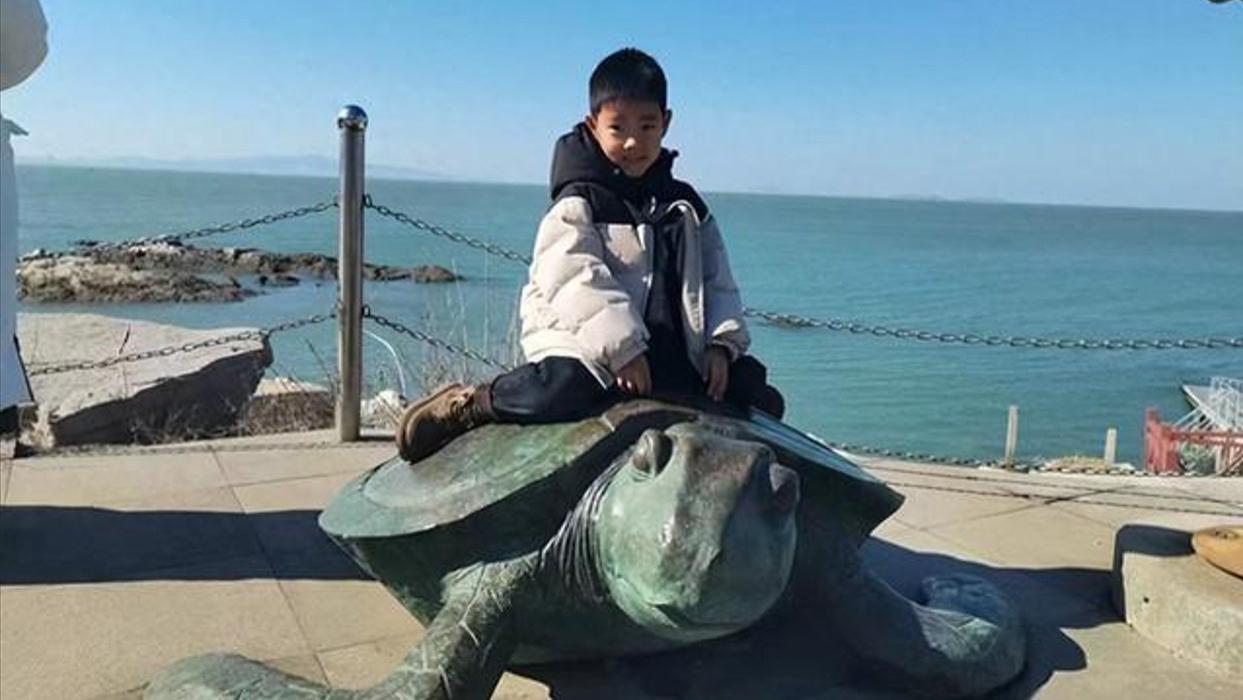 男童突然去世，身上多处伤痕，生父爆男童母亲已被拘