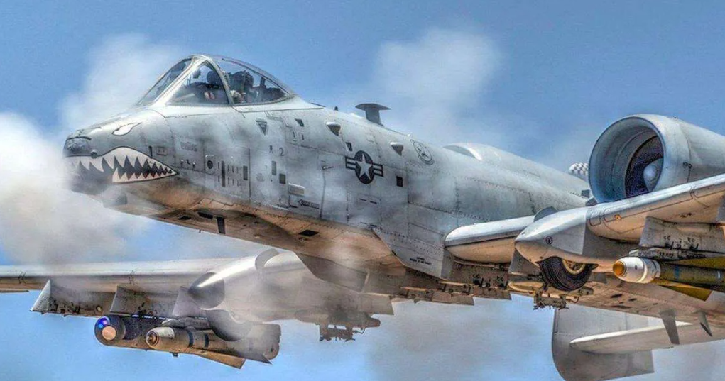 叙利亚援兵来到，伊拉克1万战士赶赴战场半路被截杀，美国A-10 疣猪战机进行扫射，横尸遍野！