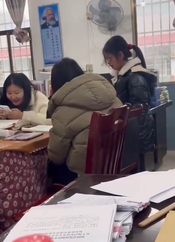 不管这老师什么原因情绪失控，这么殴打我闺女的话，我一定暴揍她。

这种时候女娃脑