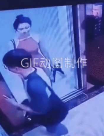 男孩此时此刻他是多么的无奈，他的初吻就这样在电梯里失去了。
有人说，女子把“迫不