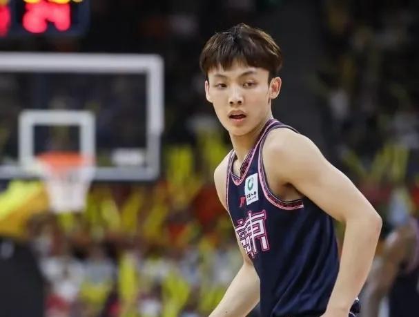 地表最强180球员
1. 徐杰
3次总冠军，三分、组织、助攻、篮板样样精通