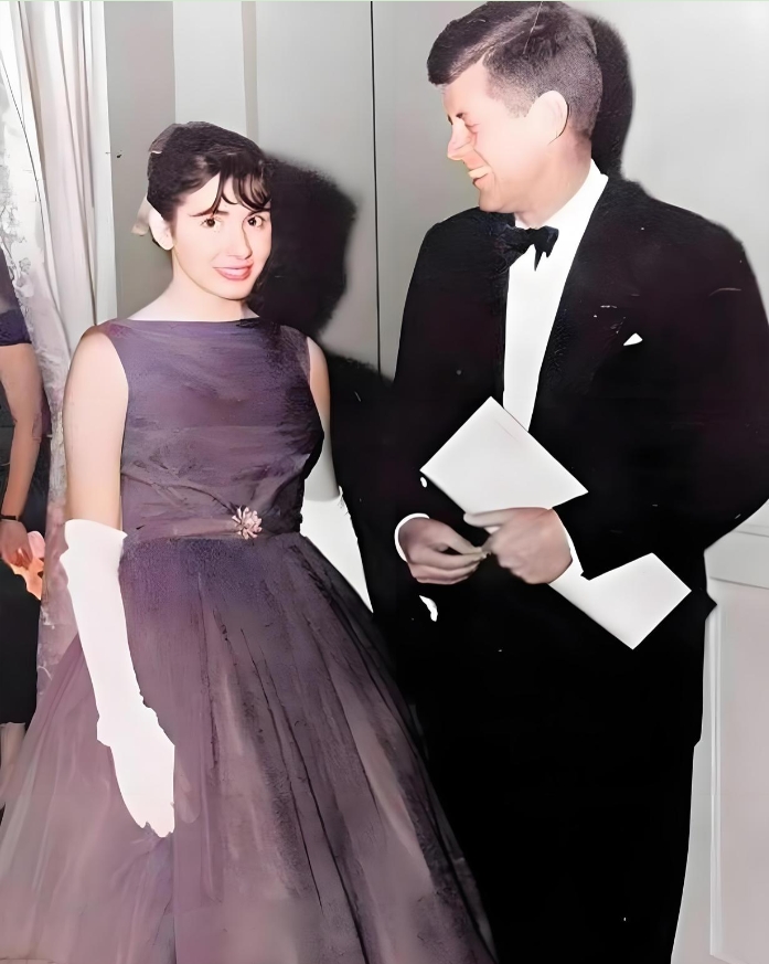 岁月不败美人，但会让她变成老妖婆
羞涩的21岁女孩佩洛西，在1961年与肯尼迪的