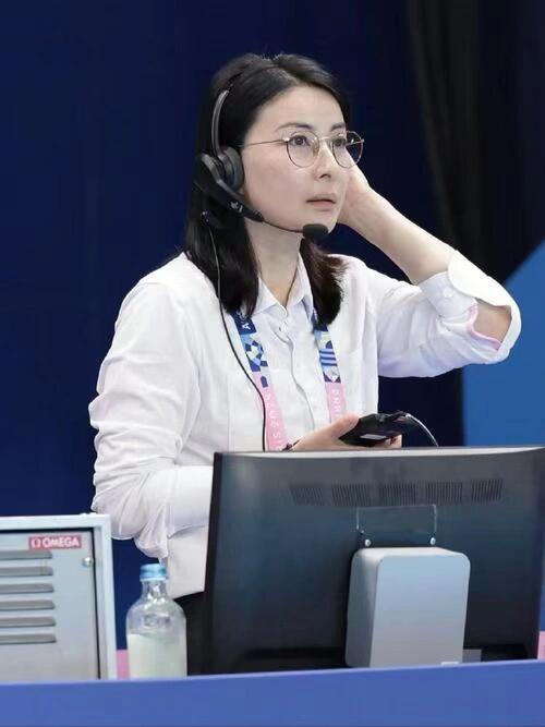 郭晶晶温柔依旧