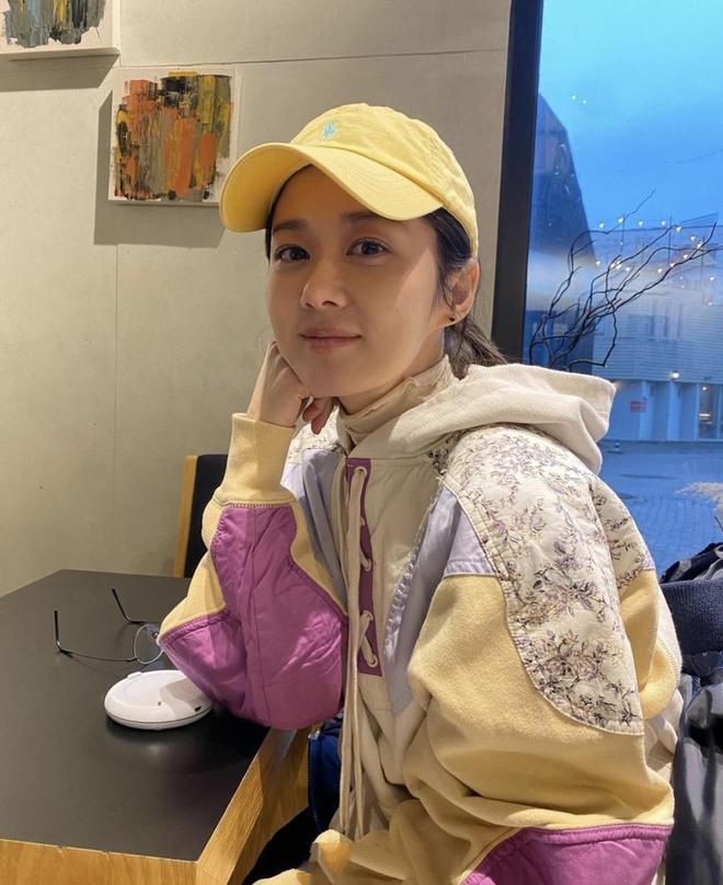 43岁张娜拉近照曝光，素颜颜值依旧能打，一手好牌被自己打得稀碎
张娜拉是韩国女演