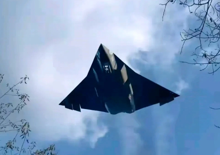 歼36二号机取消了空速管，天天吹，拿它来打场实战，到底行不行呢？这么来讲吧：
