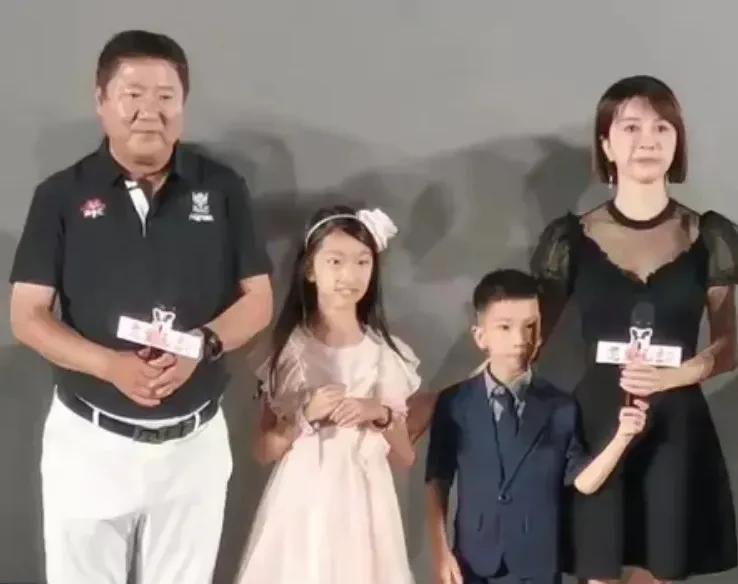今天我终于明白金巧巧为啥要参加节目当学员了！

金巧巧，她老公是博纳影业大老板，