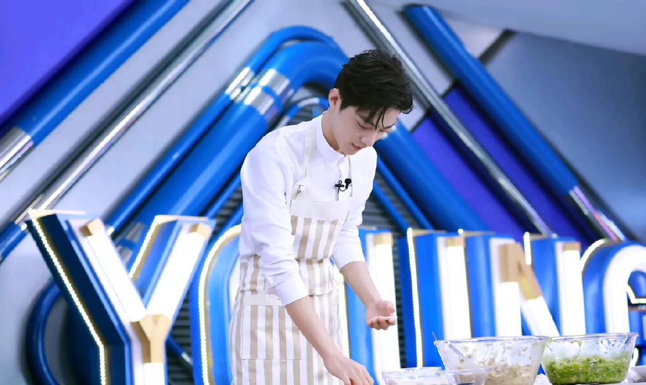 肖战冬至晒了3个饺子，他公开发文，引人关注！
肖战写道：“冬至快乐。”肖战在发文