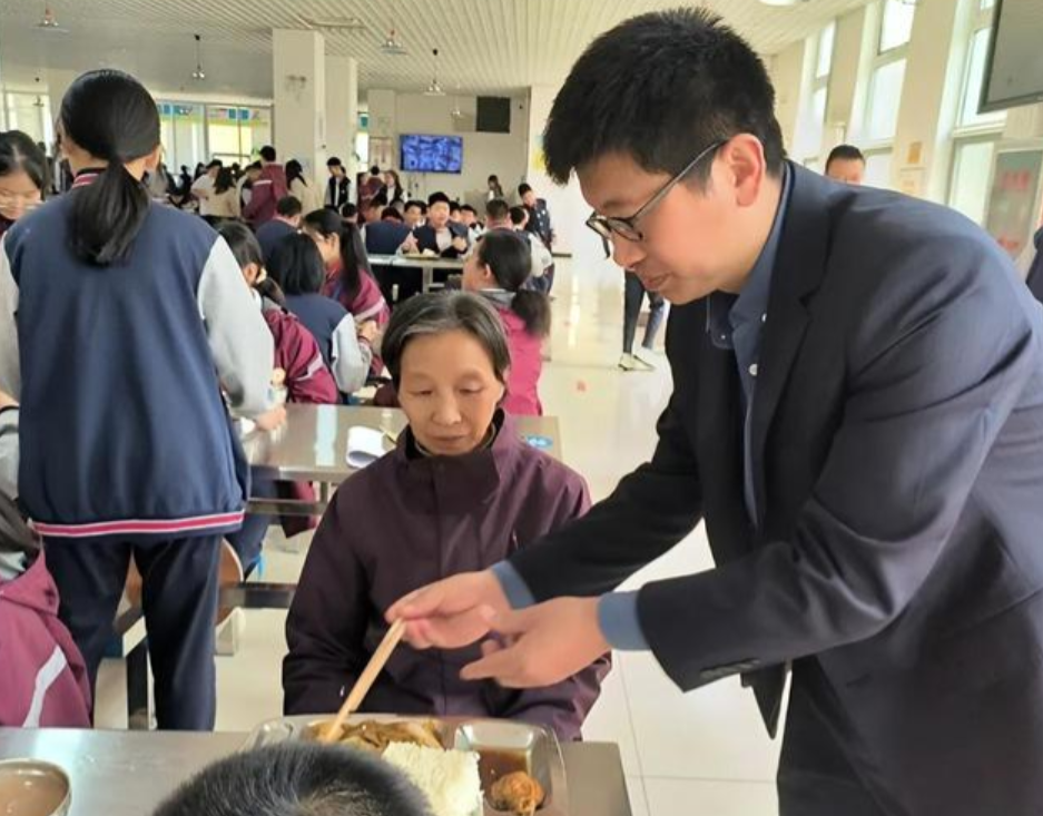 2023年，山东济南，一名45岁的男教师带71岁母亲一起上课，让母亲每天扫地擦玻