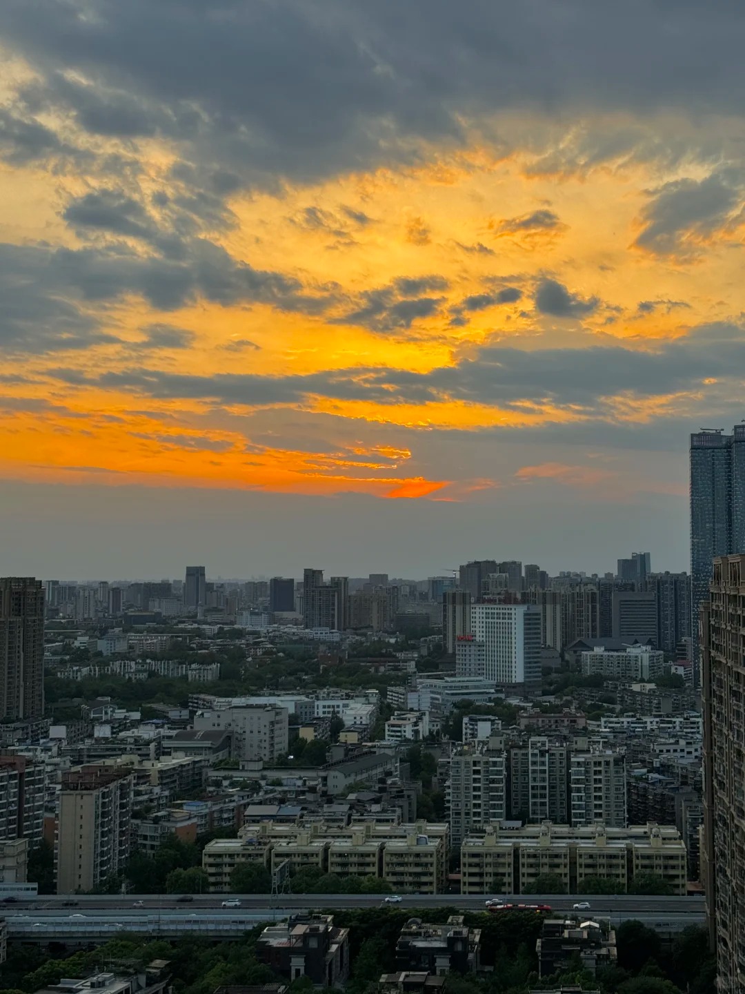 在成都！！今天的云！！巨巨巨浪漫！！
下班后出来偶遇的！
天空的云也太浪漫了！没