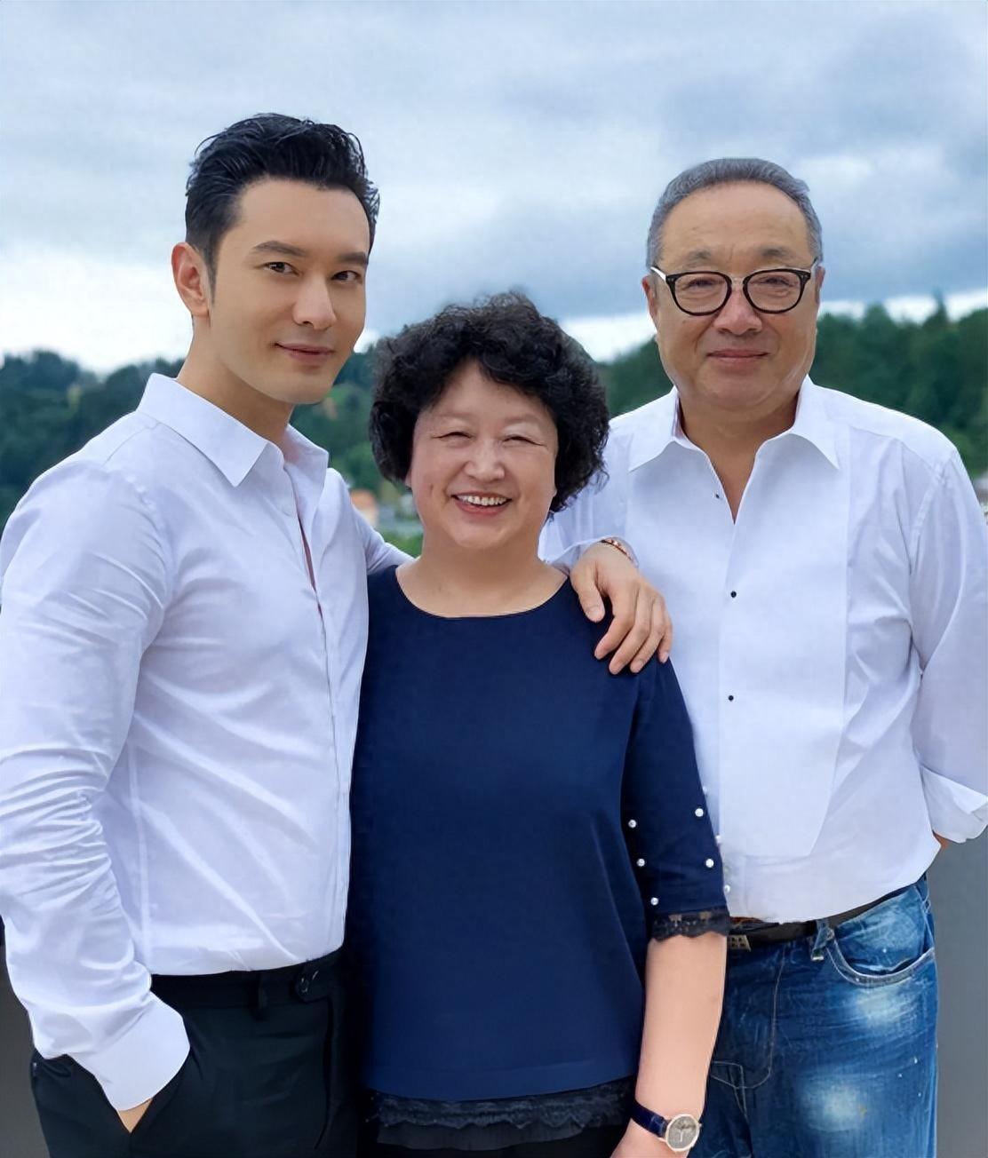 黄晓明离婚后形象大变，如今的他，彻底走上了一条康庄大道
一、默默无闻的杨颖追随黄