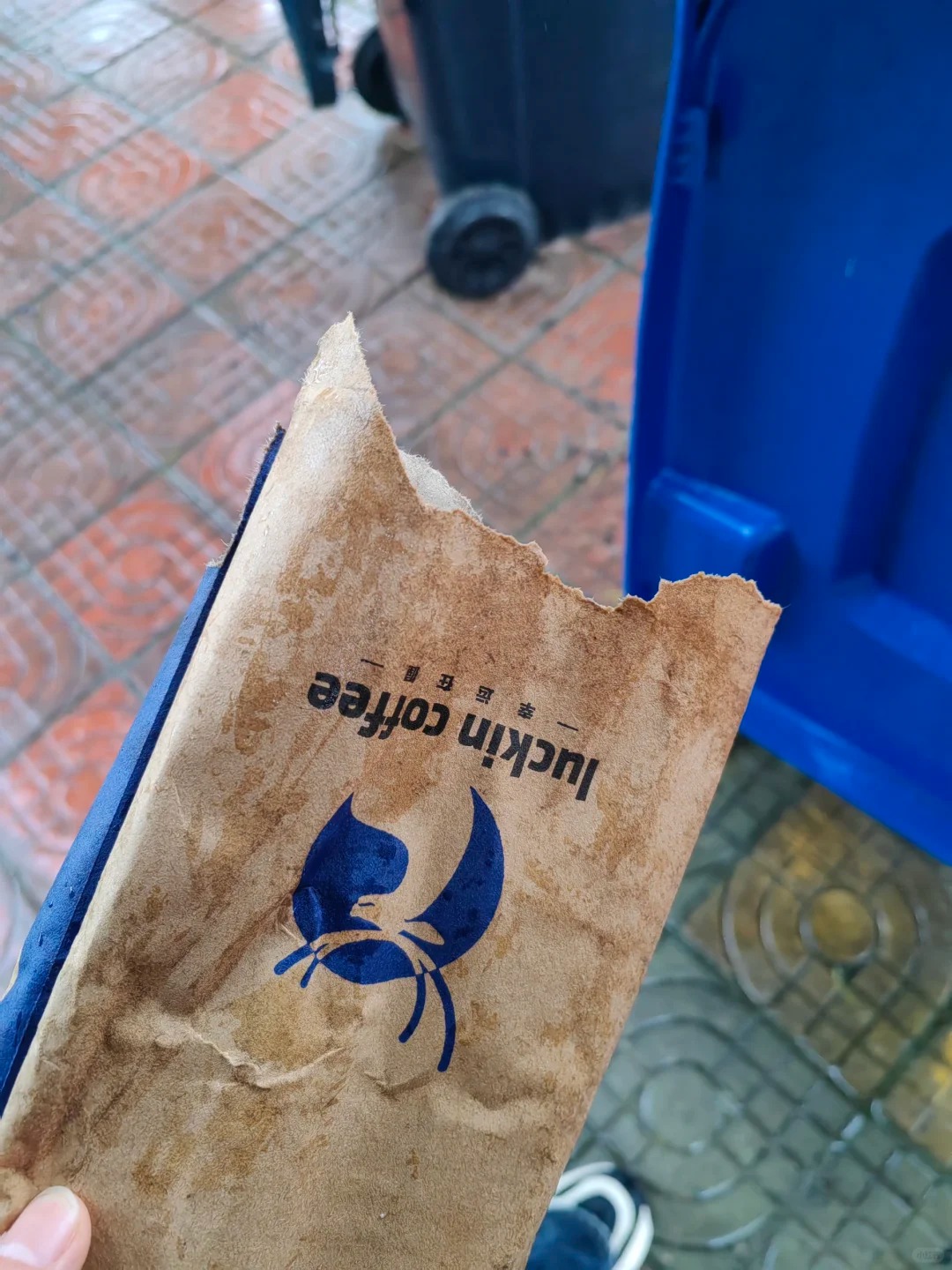 下雨给纸袋合理吗？一口没喝
下雨天备考复习犯困说去瑞幸买杯咖啡
满心欢喜说买了个