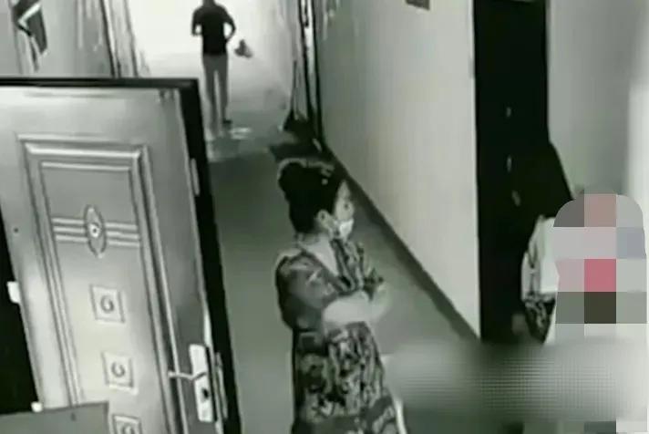 以恶治恶！爽歪歪！！！ 查看监控显示：一个大妈把自己家的垃圾放到了对面邻居家门口