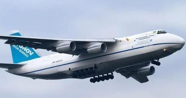 安-124运输机翼展73.3米，机长69.1米，机高20.78米，空重173吨，