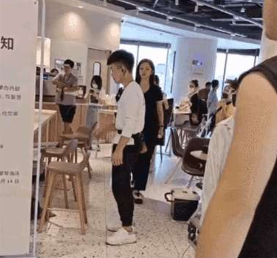 她不红是有原因的，名气不大，脾气却很差，江疏影拍戏时遇见对方，怒骂网友。
有网友