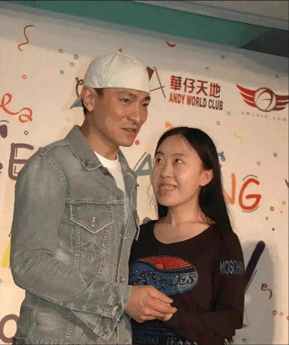 2006年，刘德华“疯狂粉丝”杨丽娟父亲为了支持女儿追星，居然卖了肾。
可在刘德