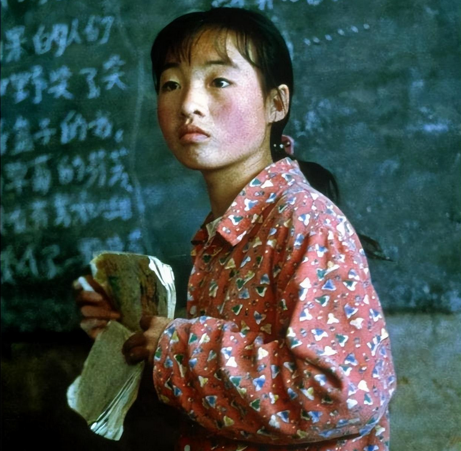 1999年，张艺谋捧红了农村女孩魏敏芝。拍完戏后，魏敏芝想进演艺圈，张艺谋却不同