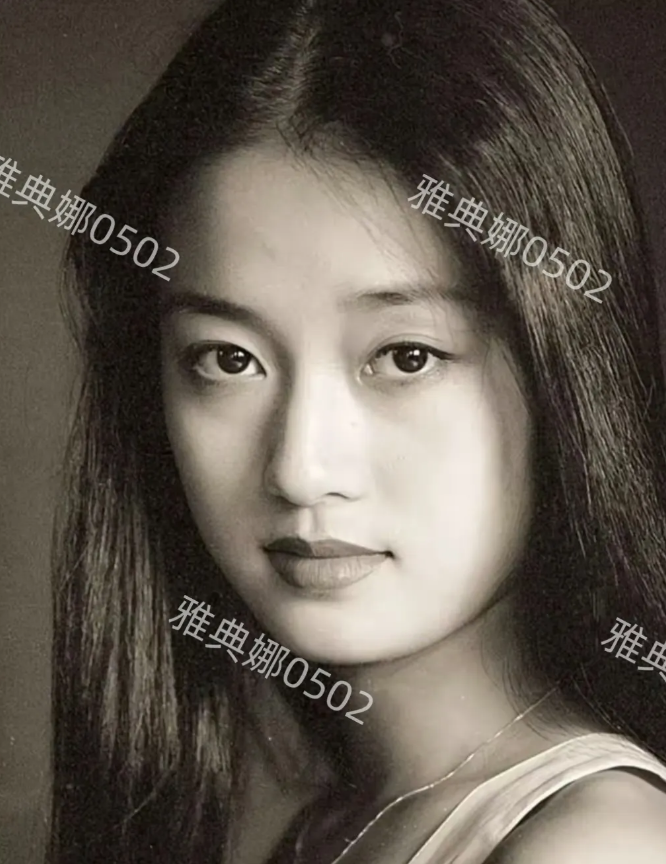 十八岁的马伊琍好美啊，气质清纯长发飘飘，明明她梳长发很漂亮，不知道为啥现在一直梳