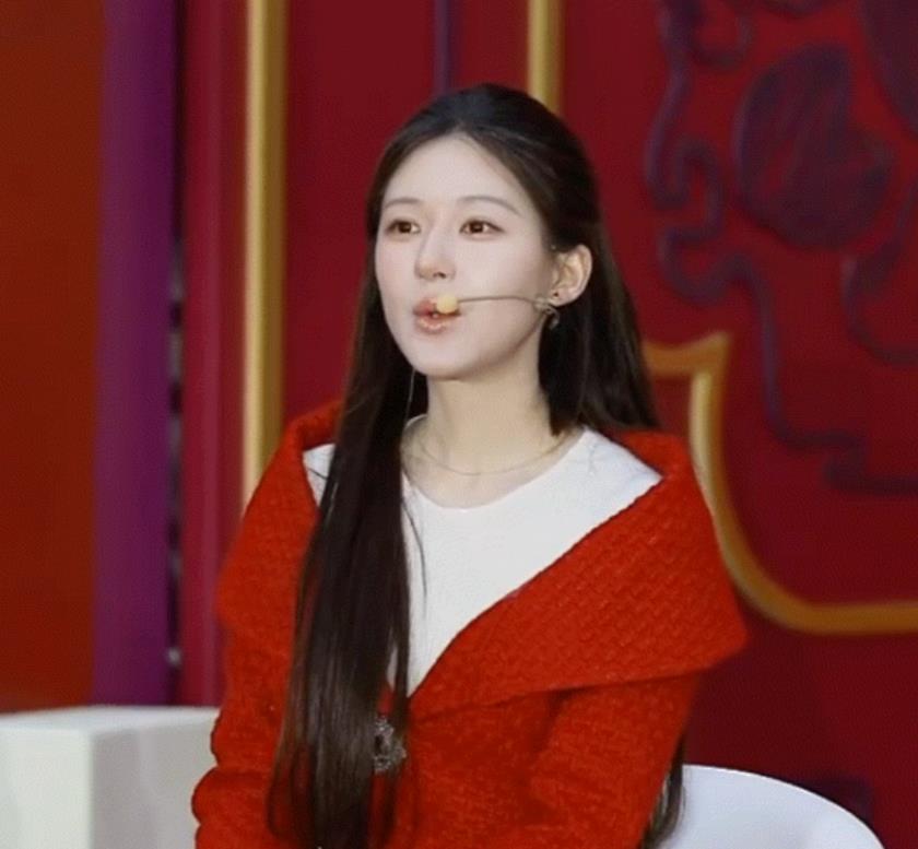 赵露思生病近一个月后终于复工，感觉变胖了不少啊